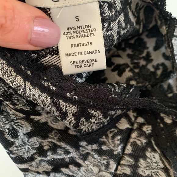 Cache fitted tank top with some stretch. Flattering with a sheen finish. - Picture 4 of 5